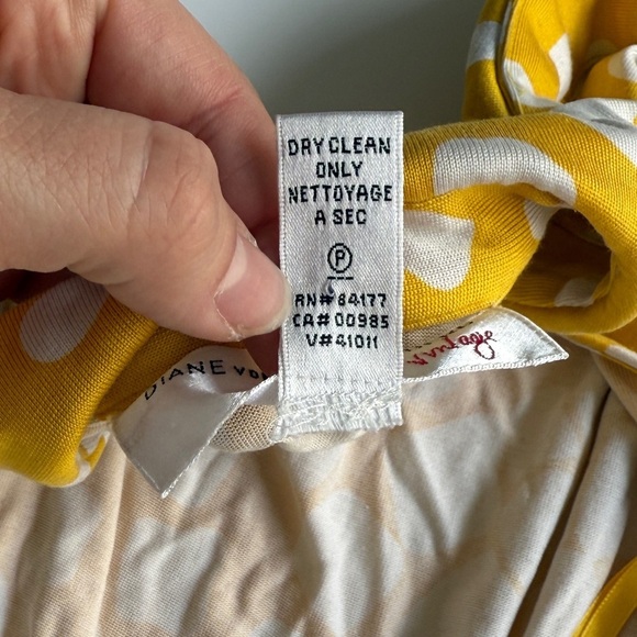 VTG DVF Jilda 100% Silk Wrap Dress Geometric Animal Print Dress Sz 2 Retro Yello - Picture 3 of 9